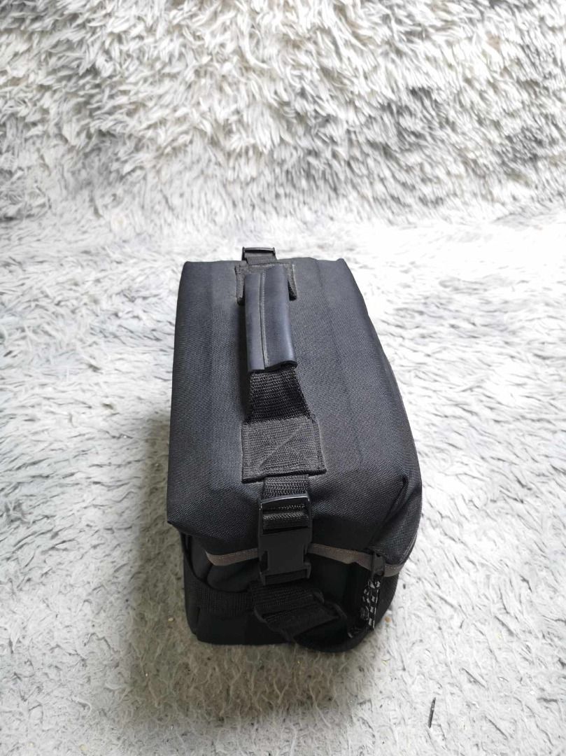 Side Release Buckle Camera Bag (Category: Camera Bags & Carriers) located in Santa Cruz. Submitted by jmy_surplus.2 (Listing ID 1346617810, Image 2). Description: Size ; L - 8 W - 11 Color ; Black Type ; Camera Bag Brand ; No brand Material ; Nylon Style ; Black Sling Camera Bag LR 95 JMY 3.