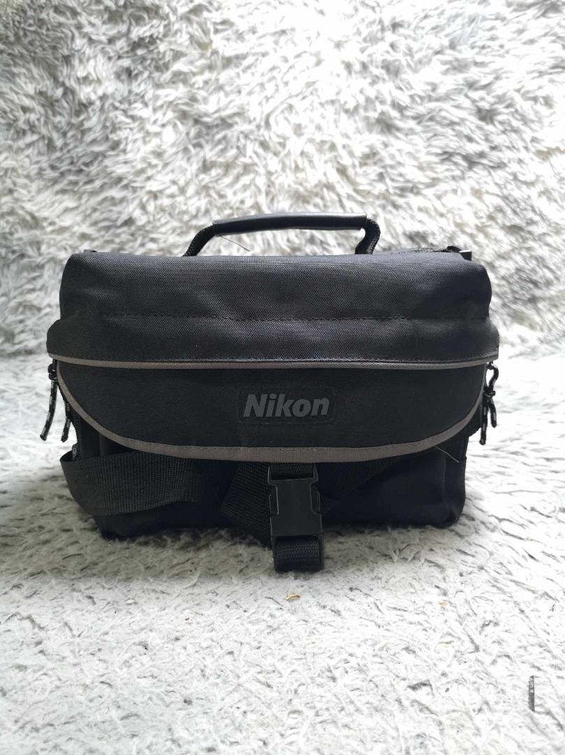 Side Release Buckle Camera Bag (Category: Camera Bags & Carriers) located in Santa Cruz. Submitted by jmy_surplus.2 (Listing ID 1346617810, Image 1). Description: Size ; L - 8 W - 11 Color ; Black Type ; Camera Bag Brand ; No brand Material ; Nylon Style ; Black Sling Camera Bag LR 95 JMY 3.