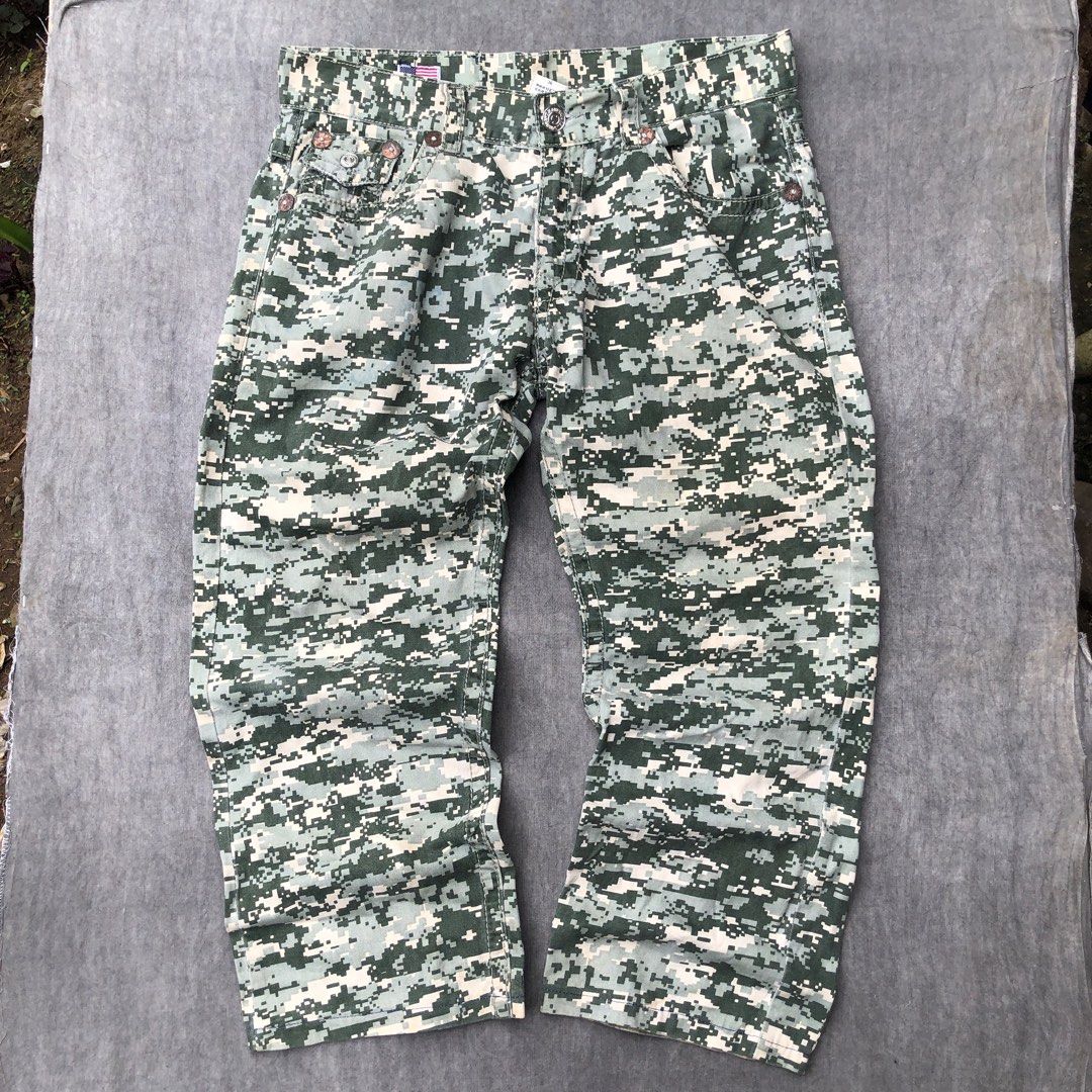 TRUE RELIGION CAMO PANTS (Category: Chinos) located in Davao. Submitted by retrorevival23 (Listing ID 1346598018, Image 2). Description: 36x36 Message me sa blue app ( Gior Magne) di ako maka see ng inquiries idk why.
