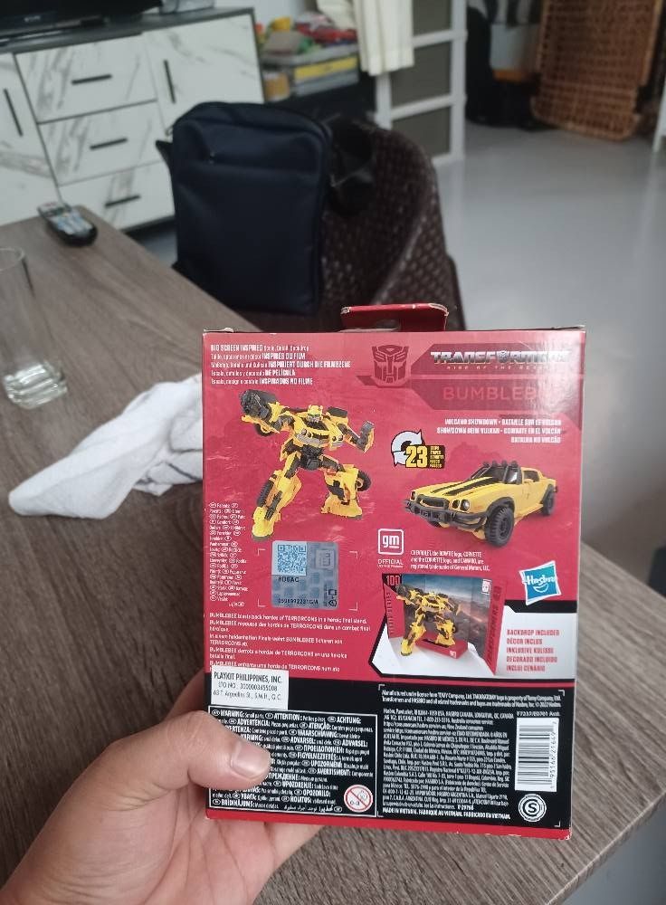 Bumblebee SS100 Transformers Studio Series (Category: Figurines & Statues) located in Pasig City. Submitted by bechay2 (Listing ID 1346670730, Image 3). Description: Bumblebee SS100 Transformers Studio Series (Rise Of The Beast) Size: Deluxe class SRP: 2200 Megatron SS04 Gamer Edition Transformers WFC Studio Series (Gamer Edition) Size: Voyager class SRP: 2000 - Brand New - Box condition 8/10 - Slightly negotiable. - Complete Accessories fb Yam A