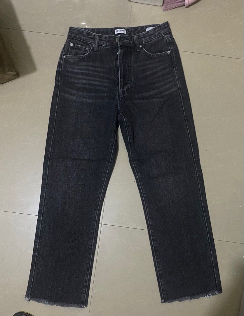 Chevignon Jeans (Category: Jeans) located in Munoz. Submitted by harm0nica337 (Listing ID 1346802640, Image 2). Description: Thrifted Raw bottom hem 24 on tag best fit 25 W:25 H: 28 R: 10.2 (semi hw) L:35 No flaws Mop: Gcash (Price+SF) J&T express .