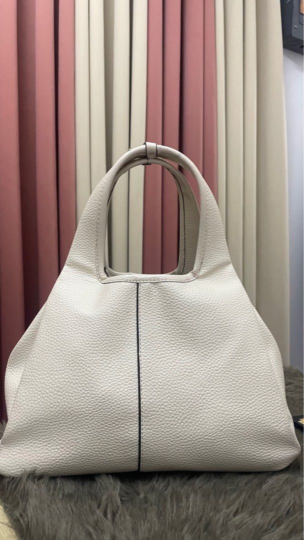 Coach Lana Bag (Category: Luxury Bags & Wallets) located in Lubao. Submitted by luckygurlsyndrome (Listing ID 1346831498, Image 3). Description: High quality m1rr0rc0py with card.