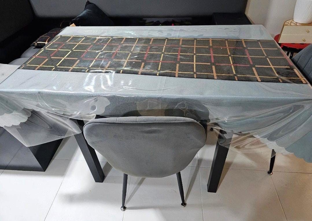 Dining Table set (Category: Tables & Sets) located in Singapore. Submitted by chocooooobananaa (Listing ID 1346837170, Image 3). Description: Arrange own transport 2x chair .