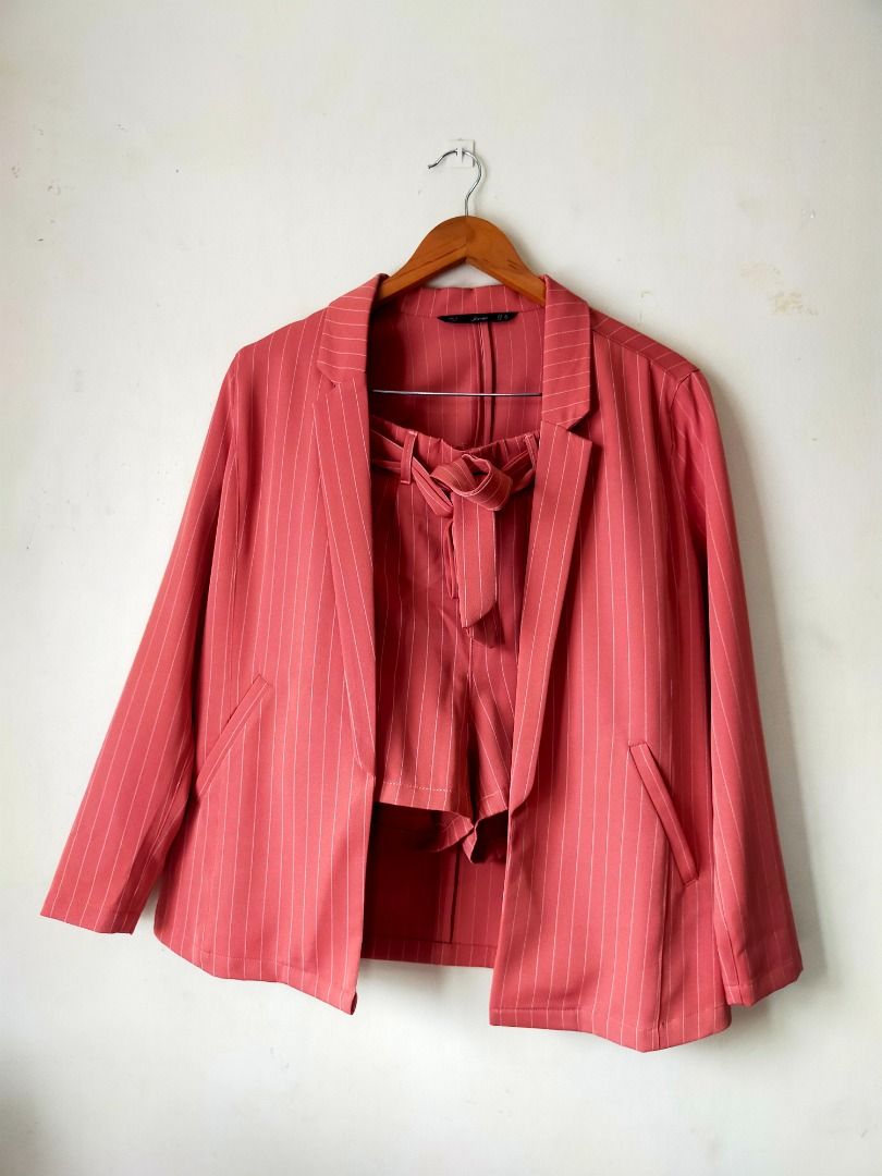 FORME Coordinates Blazer Shorts Office Casual Terno (S-M)) (Category: Sets or Coordinates) located in Makati City. Submitted by essi.thrifties (Listing ID 1346731023, Image 2). Description: Need a blazer set that can be used both in the office and in casual settings? Baka ito na ang hinahanap mo! Perfect na para sa business casual events mo in the morning, and dinner nights out mo with your friends after mo mag work kasi DASURV MO IYAN GURL! For 