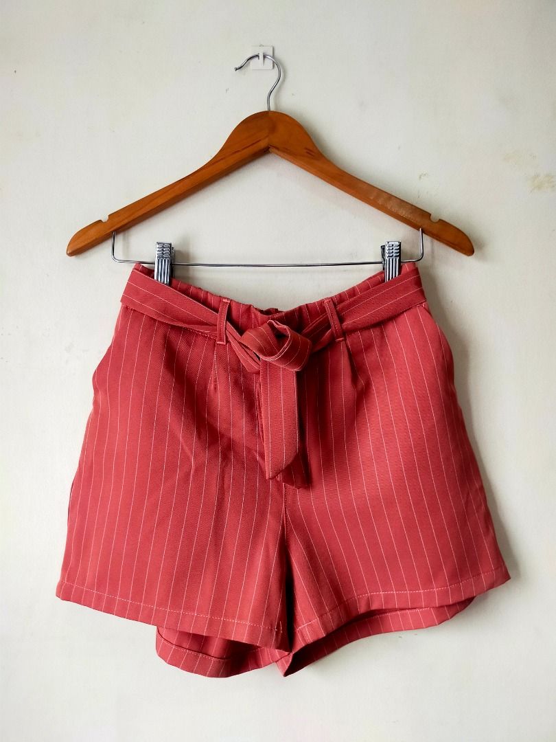 FORME Coordinates Blazer Shorts Office Casual Terno (S-M)) (Category: Sets or Coordinates) located in Makati City. Submitted by essi.thrifties (Listing ID 1346731023, Image 3). Description: Need a blazer set that can be used both in the office and in casual settings? Baka ito na ang hinahanap mo! Perfect na para sa business casual events mo in the morning, and dinner nights out mo with your friends after mo mag work kasi DASURV MO IYAN GURL! For 
