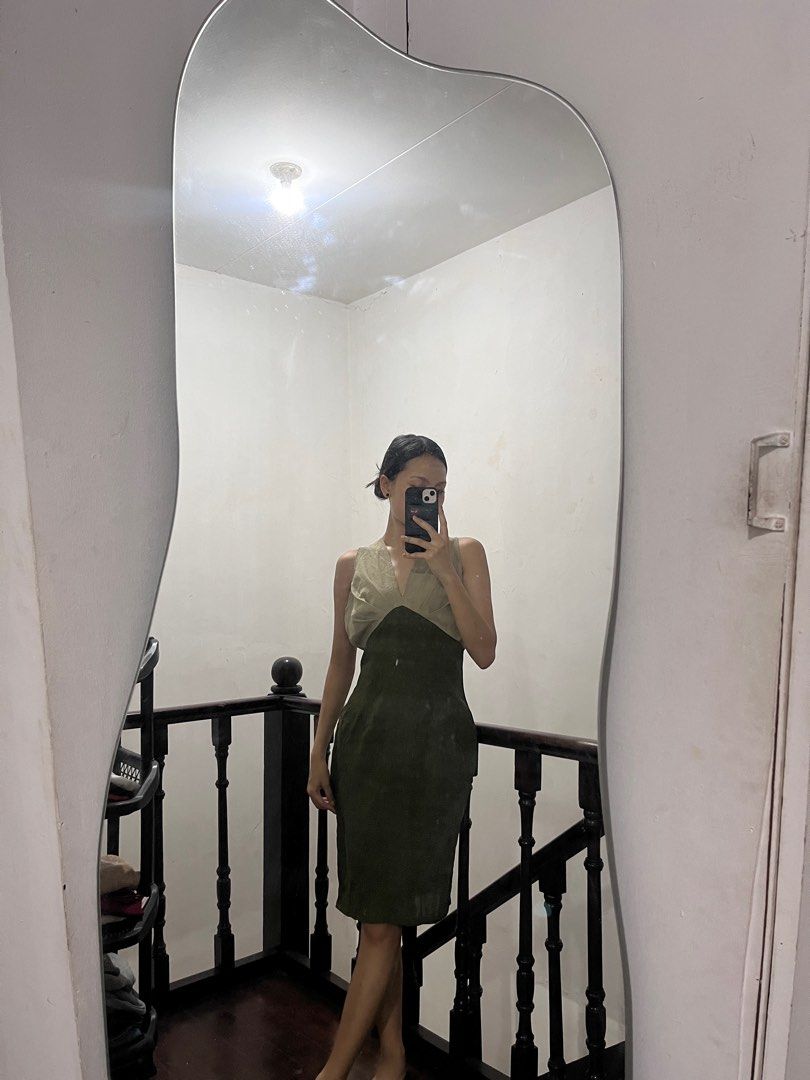 Green Plunging Maxi Dress (Category: Dresses) located in Las Pinas. Submitted by declottered (Listing ID 1346774558, Image 2). Description: Size Medium Measurements: L-38 inches W-32 inches Loc: Ust Manila.