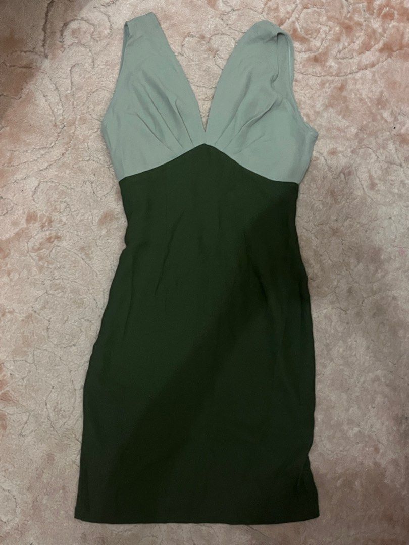 Green Plunging Maxi Dress (Category: Dresses) located in Las Pinas. Submitted by declottered (Listing ID 1346774558, Image 1). Description: Size Medium Measurements: L-38 inches W-32 inches Loc: Ust Manila.