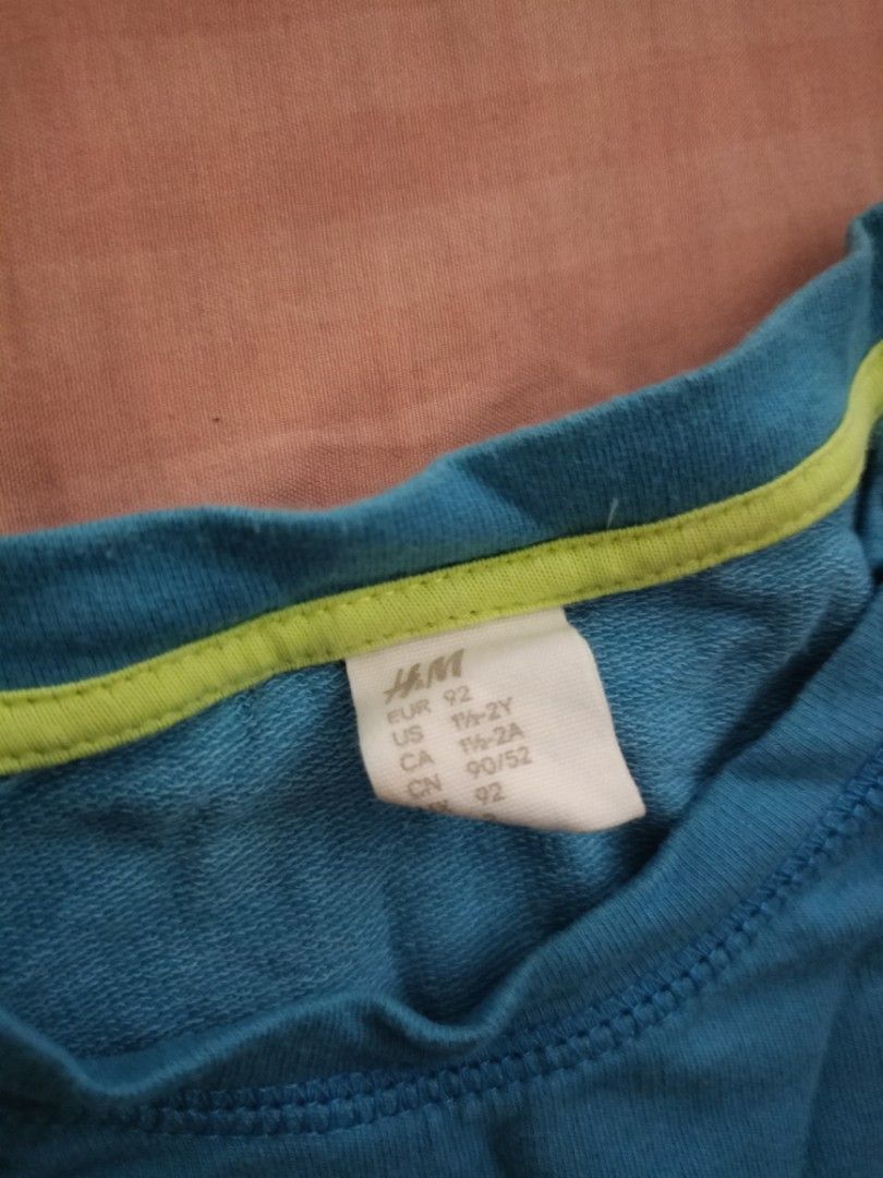 H&M Kids Sweater 1-2YO (Category: Babies & Kids Fashion) located in Cebu City. Submitted by maxs.things (Listing ID 1346761001, Image 2). Description: well loved. from my son's closet. 1-2 yo ang tag pero it can fit up to 3yo..