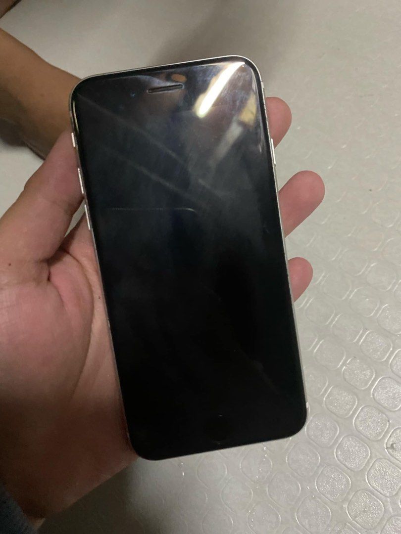 iPhone SE 2020 64gb (Category: iPhone SE Series) located in Manila. Submitted by maddi.cade (Listing ID 1346709751, Image 2). Description: iPhone SE 2020 (2nd GEN) 64gb truetone working No issues 73% bh makunat malinaw cam sounds okayy can reset negotiable MEET UP ONLY.