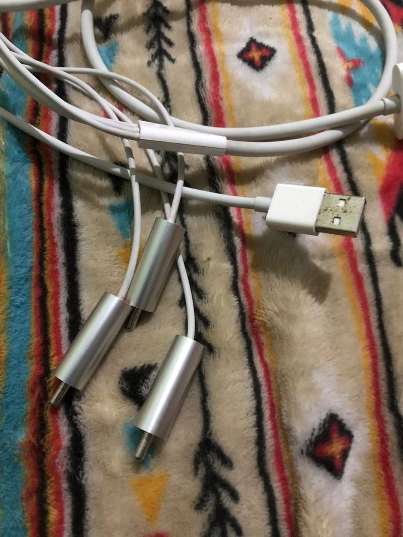 Ipod AV composite cable (Category: Portable Audio Accessories) located in Quezon City. Submitted by markgolveo (Listing ID 1346831851, Image 3). Description: FS: Ipod AV composite cable 1000 pesos Authentic cable - estimated 1.2meter long.