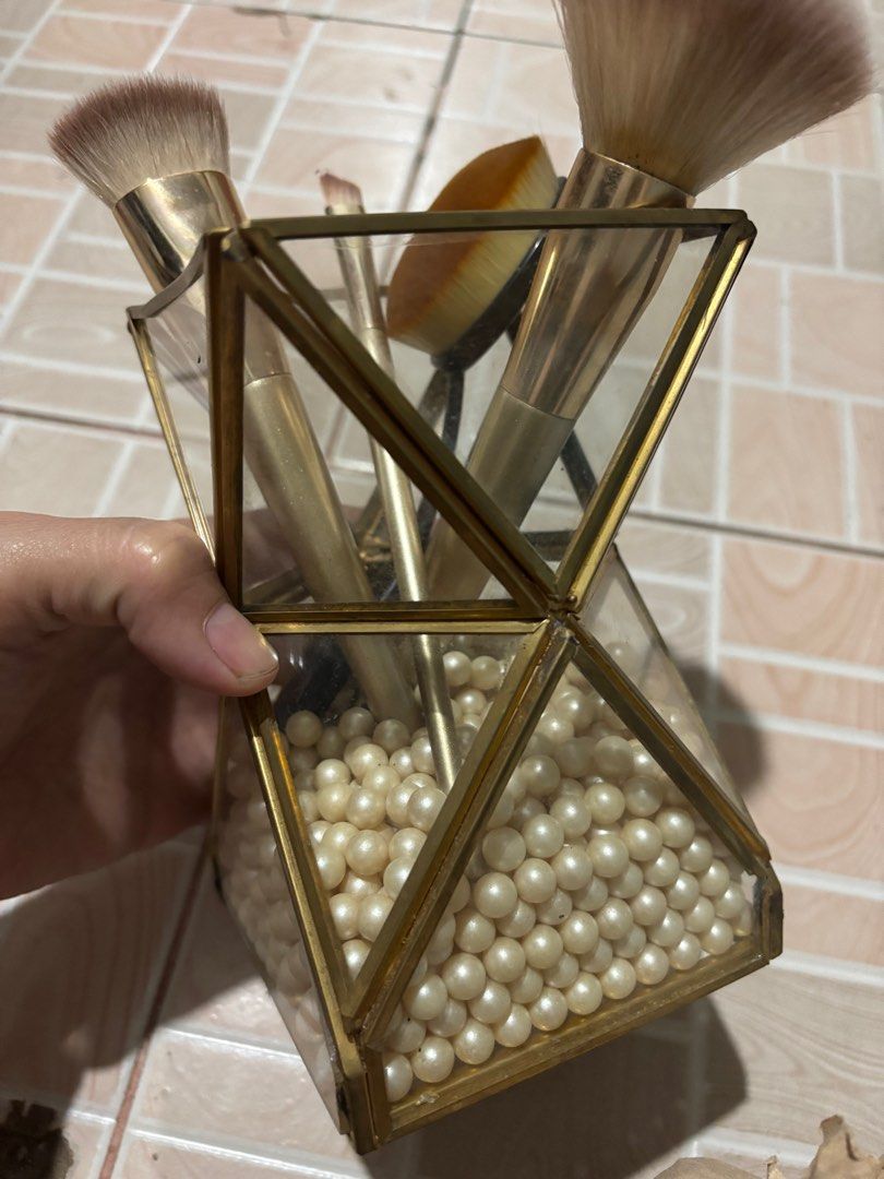 Make up brush Organizer (Category: Makeup) located in Manila. Submitted by unyangopal87819 (Listing ID 1346786970, Image 2). Description: Selling Low RFS: declutterring .