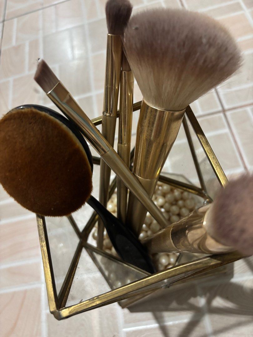 Make up brush Organizer (Category: Makeup) located in Manila. Submitted by unyangopal87819 (Listing ID 1346786970, Image 3). Description: Selling Low RFS: declutterring .