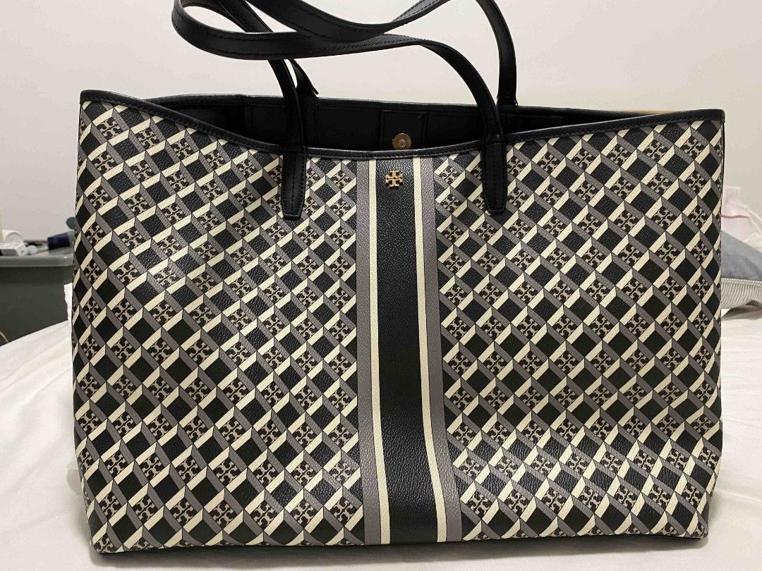 Original Pre-Loved Tory Burch tote bag (Category: Luxury Bags & Wallets) located in Mandaluyong City. Submitted by h_o_p_s (Listing ID 1346717852, Image 1). Description: Original Pre Loved good condition snap button black.