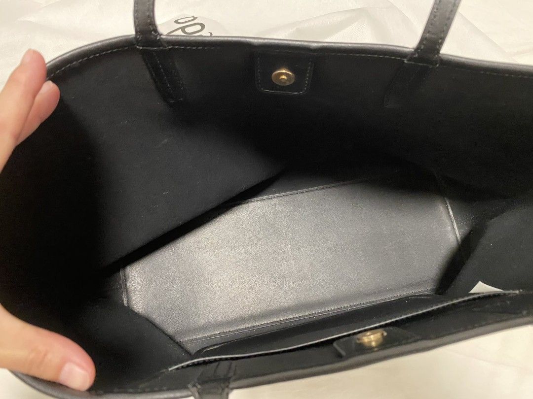 Original Pre-Loved Tory Burch tote bag (Category: Luxury Bags & Wallets) located in Mandaluyong City. Submitted by h_o_p_s (Listing ID 1346717852, Image 3). Description: Original Pre Loved good condition snap button black.