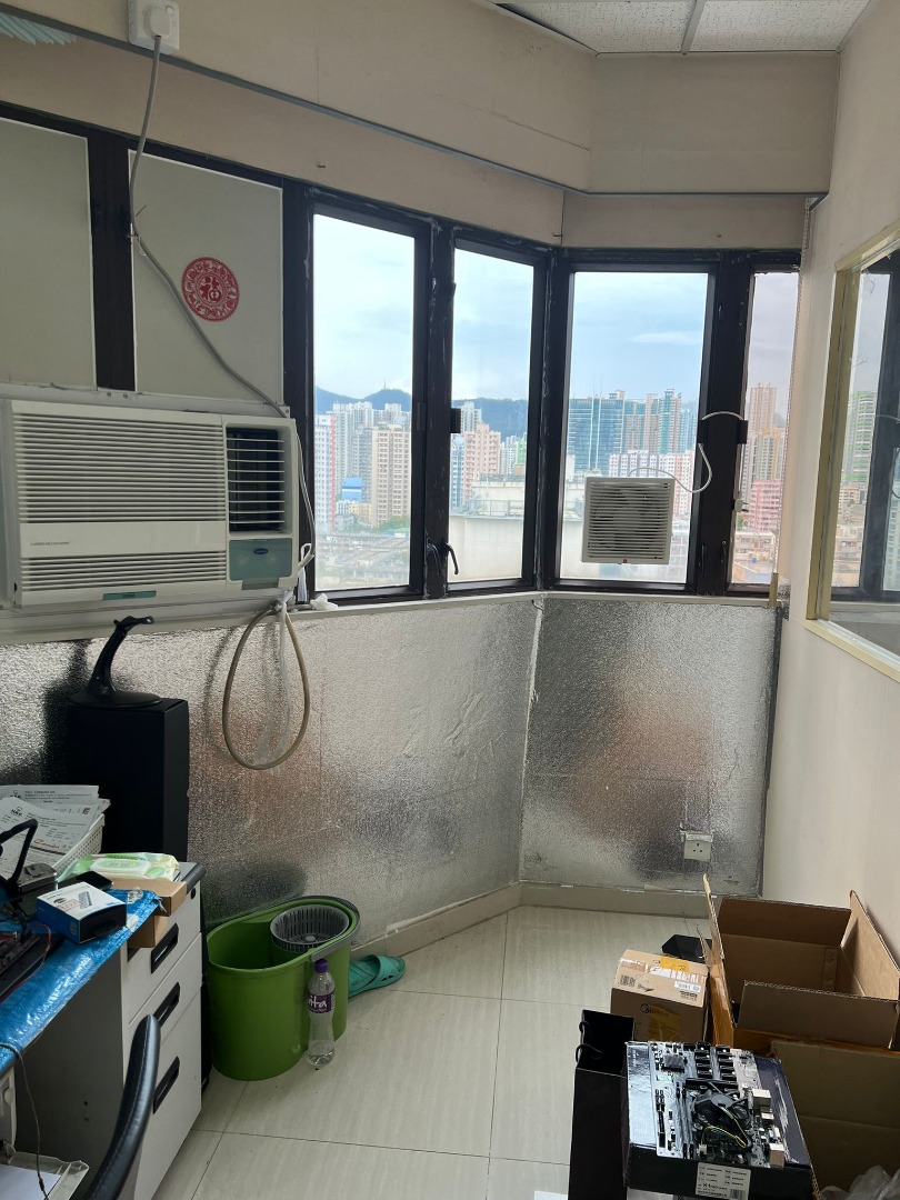 TCL Industrial Centre, TCL Tower, 11th Floor, including lease agreement.  
Year built: 1992 (33 years old).  
Gross area: 760 sq ft, usable area: 500 sq ft.  
High-quality office space, ideal for office or studio.63438902887426114
