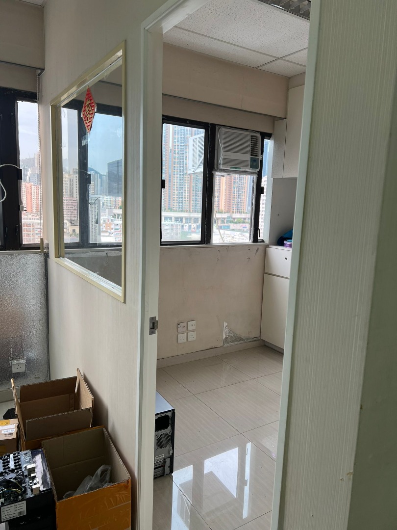 TCL Industrial Centre, TCL Tower, 11th Floor, including lease agreement.  
Year built: 1992 (33 years old).  
Gross area: 760 sq ft, usable area: 500 sq ft.  
High-quality office space, ideal for office or studio.63438902887426113