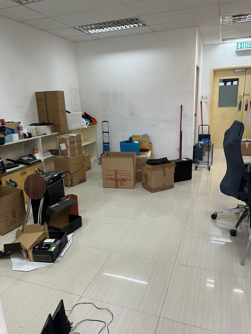 TCL Industrial Centre, TCL Tower, 11th Floor, including lease agreement.  
Year built: 1992 (33 years old).  
Gross area: 760 sq ft, usable area: 500 sq ft.  
High-quality office space, ideal for office or studio.63438902887426111