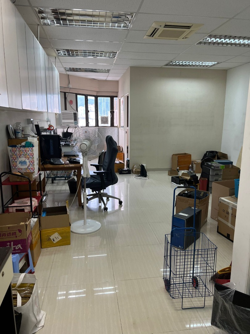 TCL Industrial Centre, TCL Tower, 11th Floor, including lease agreement.  
Year built: 1992 (33 years old).  
Gross area: 760 sq ft, usable area: 500 sq ft.  
High-quality office space, ideal for office or studio.63438902887426112