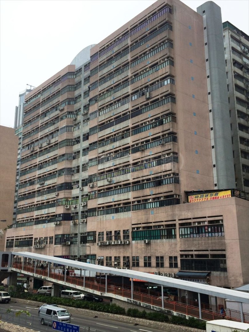 TCL Industrial Centre, TCL Tower, 11th Floor, including lease agreement.  
Year built: 1992 (33 years old).  
Gross area: 760 sq ft, usable area: 500 sq ft.  
High-quality office space, ideal for office or studio.63438902887426110