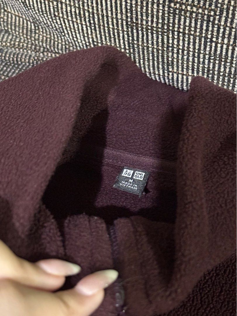Uniqlo: Dark Maroon Fleece Full-Zip Jacket (Category: Coats, Jackets and Outerwear) located in Paranaque City. Submitted by floramese (Listing ID 1346810026, Image 2). Description: Only flaw is how there are small specks of white on the jacket. Has not been used in a long time since it’s been stored lang. ✿ such a nice piece and a steal since uniqlo jackets are expensive ✿ original price is almost around ₱2k ✿ thick fabric ✿ with pockets that hav