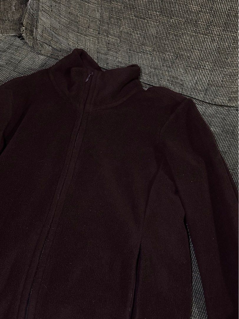 Uniqlo: Dark Maroon Fleece Full-Zip Jacket (Category: Coats, Jackets and Outerwear) located in Paranaque City. Submitted by floramese (Listing ID 1346810026, Image 1). Description: Only flaw is how there are small specks of white on the jacket. Has not been used in a long time since it’s been stored lang. ✿ such a nice piece and a steal since uniqlo jackets are expensive ✿ original price is almost around ₱2k ✿ thick fabric ✿ with pockets that hav