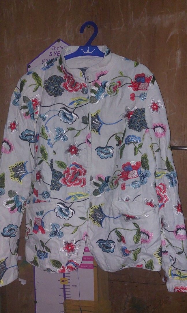 White Label (Category: Coats, Jackets and Outerwear) located in Cebu City. Submitted by rosetta1124 (Listing ID 1346770190, Image 2). Description: Brand: White Label Floral Blazer with lining inside.
