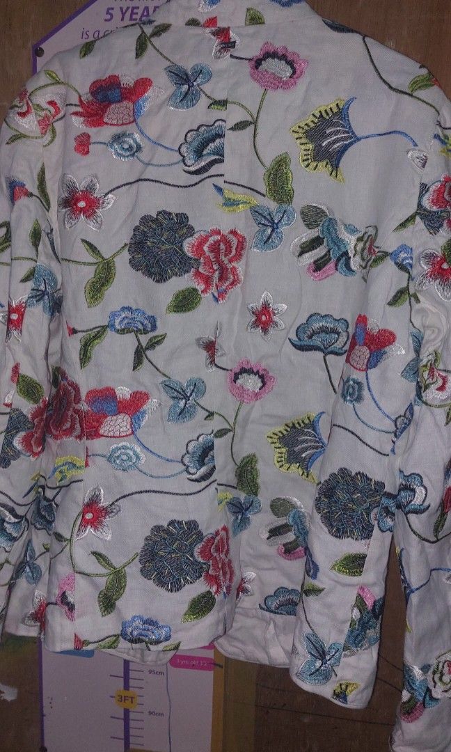 White Label (Category: Coats, Jackets and Outerwear) located in Cebu City. Submitted by rosetta1124 (Listing ID 1346770190, Image 1). Description: Brand: White Label Floral Blazer with lining inside.