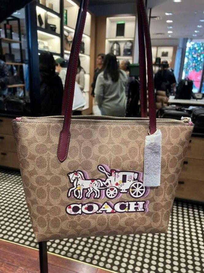 100% Authentic Coach Shoulder Small Tote Bag (Category: Luxury Bags & Wallets) located in Santa Cruz. Submitted by janelovebagswatchesshoesph (Listing ID 1346992240, Image 2). Description: with complete inclusion.