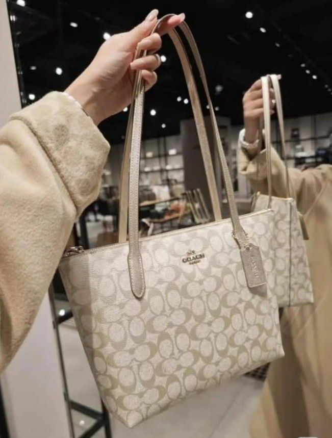 100% Authentic Coach Shoulder Small Tote Bag (Category: Luxury Bags & Wallets) located in Santa Cruz. Submitted by janelovebagswatchesshoesph (Listing ID 1346992240, Image 1). Description: with complete inclusion.