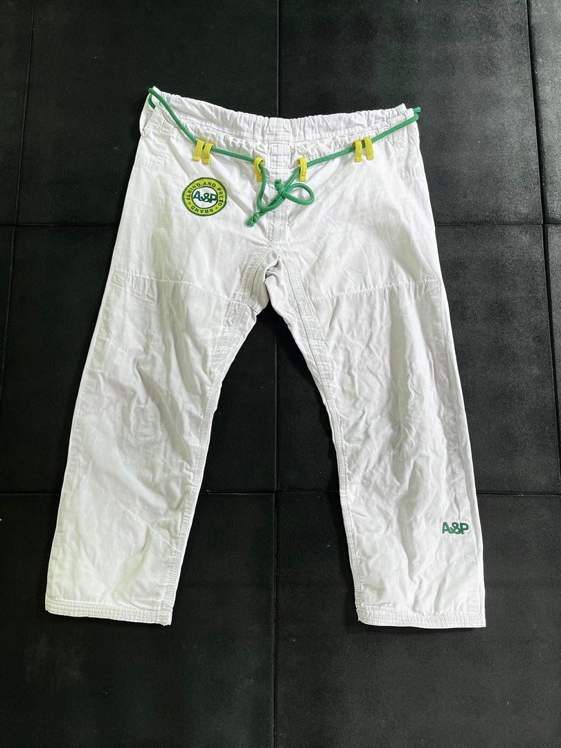 Albino and Preto Retro Gi White (Category: Combat Sports) located in Makati City. Submitted by chuckap (Listing ID 1346898826, Image 3). Description: Size: A2 Condition:8.5/10 Used No stains No Rips No gi bag. Gi only. .