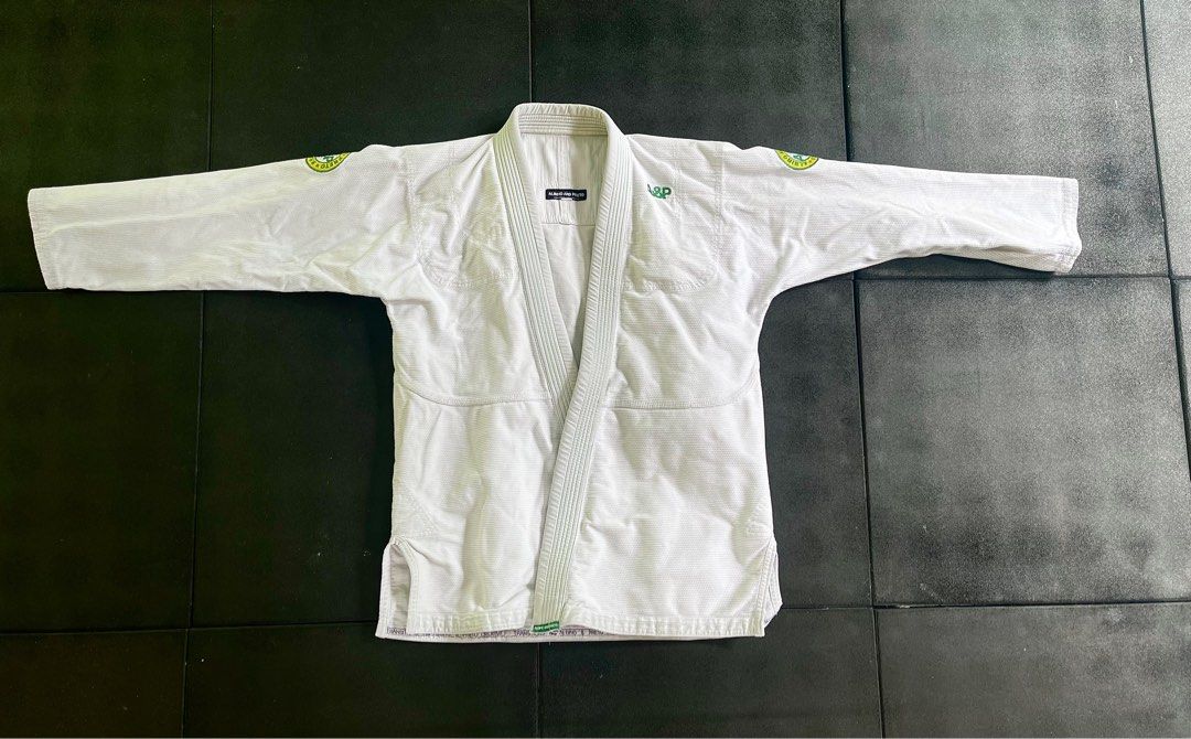 Albino and Preto Retro Gi White (Category: Combat Sports) located in Makati City. Submitted by chuckap (Listing ID 1346898826, Image 1). Description: Size: A2 Condition:8.5/10 Used No stains No Rips No gi bag. Gi only. .