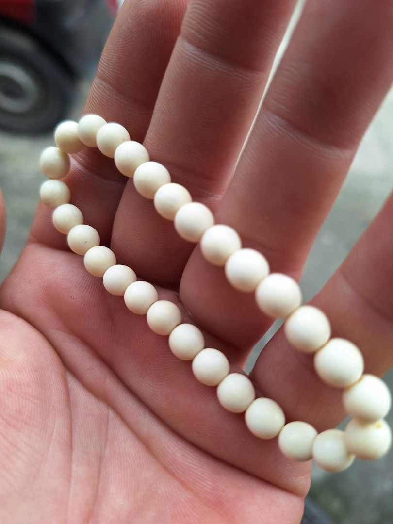 Antique Ivory bracelet 18 cm (Category: Bracelets) located in General Santos City (Dadiangas). Submitted by hannysvintageheaven (Listing ID 1347080435, Image 1). Description: beans 5 mm.