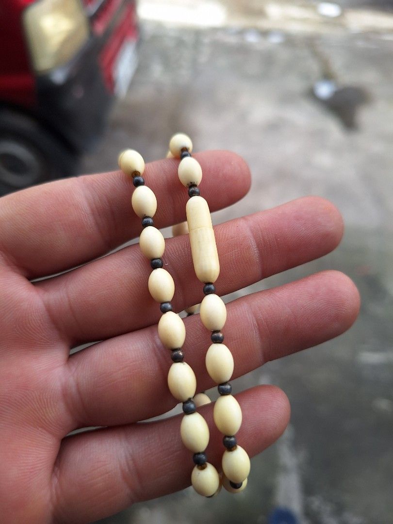 Antique Ivory silver necklace 37 cm long (Category: Necklaces) located in General Santos City (Dadiangas). Submitted by a69230fa2d2f6b3abc1e6c8c42d80f (Listing ID 1347080592, Image 2). Description: 37 cm long beans 5 mm.