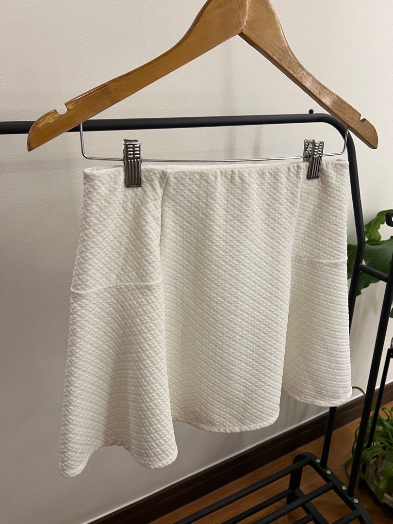 Bershka White Skirt (Category: Skirts) located in Makati City. Submitted by imajillyfish (Listing ID 1346999027, Image 1). Description: Fits more so a Small than Medium .
