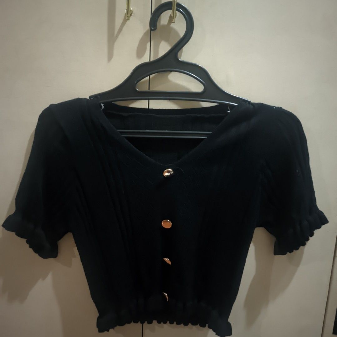 Black Top for Women (Category: Shirts) located in Marikina City. Submitted by _kiirin. (Listing ID 1347048524, Image 1). Description: S-M.