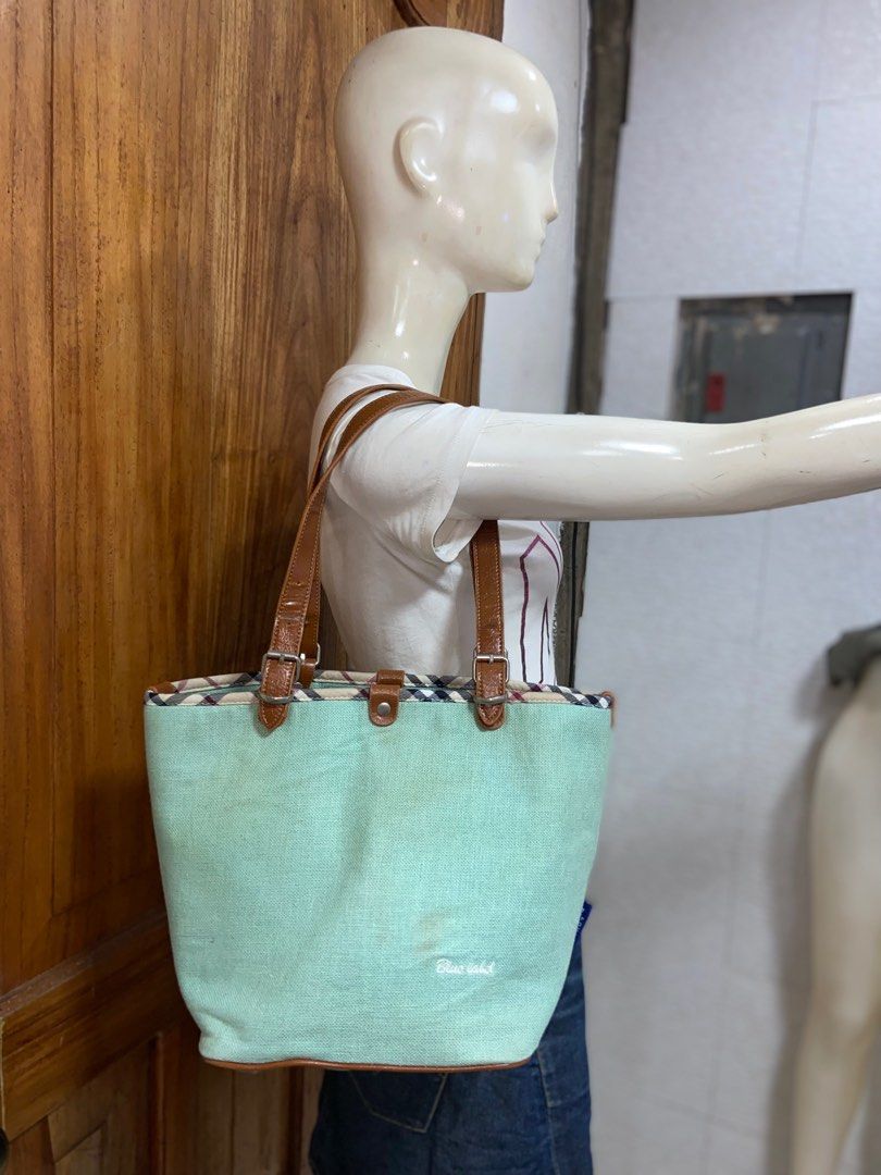 Burberry (Category: Luxury Bags & Wallets) located in Mati. Submitted by yukilux_ (Listing ID 1347046984, Image 3). Description: Need wash In very good condition Adjustable strap Remove tag Adjustable strap.