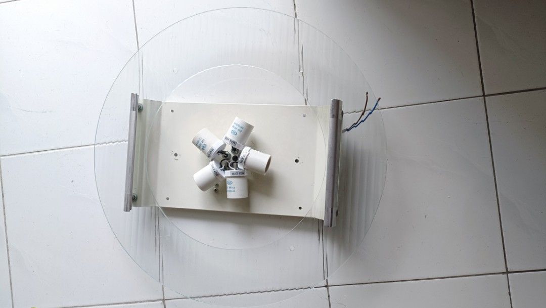 Ceiling lights (Category: Lighting) located in Kuala Lumpur. Submitted by lucylove2 (Listing ID 1346938855, Image 1). Description: Frame only with holders, 51 cm diameters.