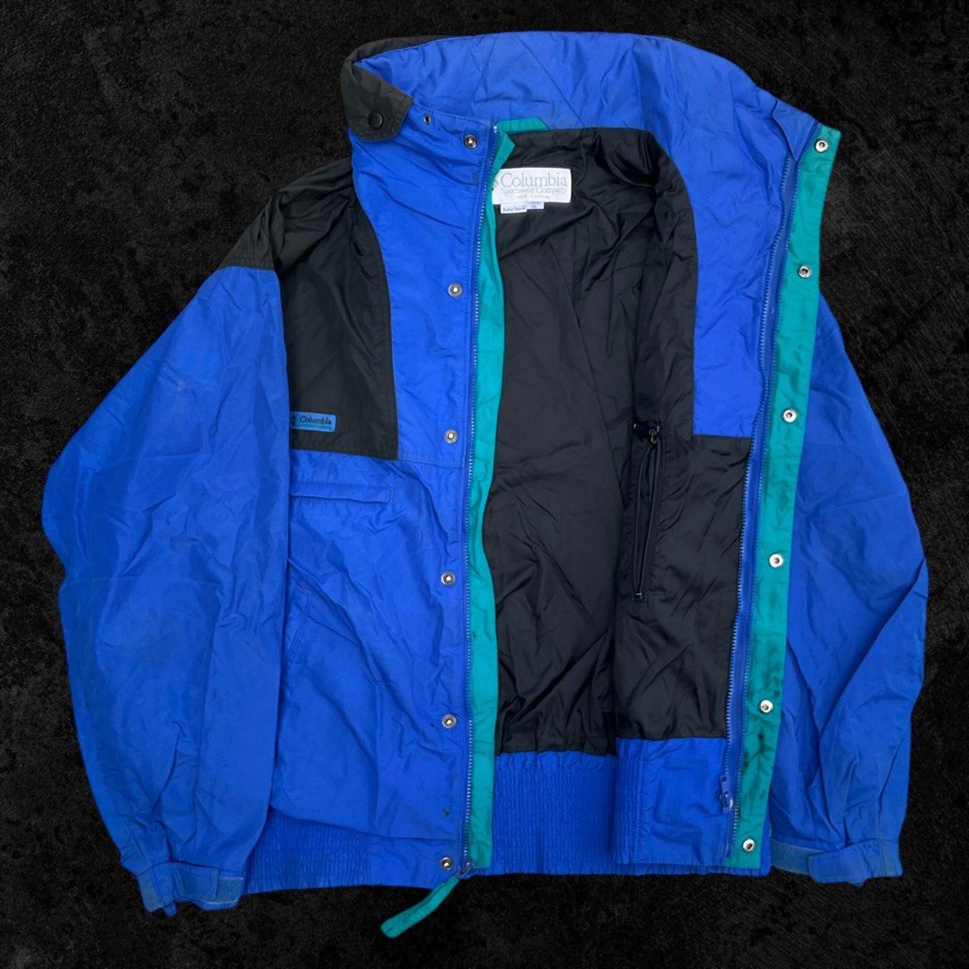 Columbia Radial Sleeve Two Tone Parka (Category: Coats, Jackets and Outerwear) located in Baguio. Submitted by appetentraiments (Listing ID 1347007500, Image 3). Description: Excellent condition Dimensions: 28”Lx24.5”Wx23.5”SL XL on tag 9/10 color rate Issue: stains and tear Note: packable hood Steamed and sanitized.