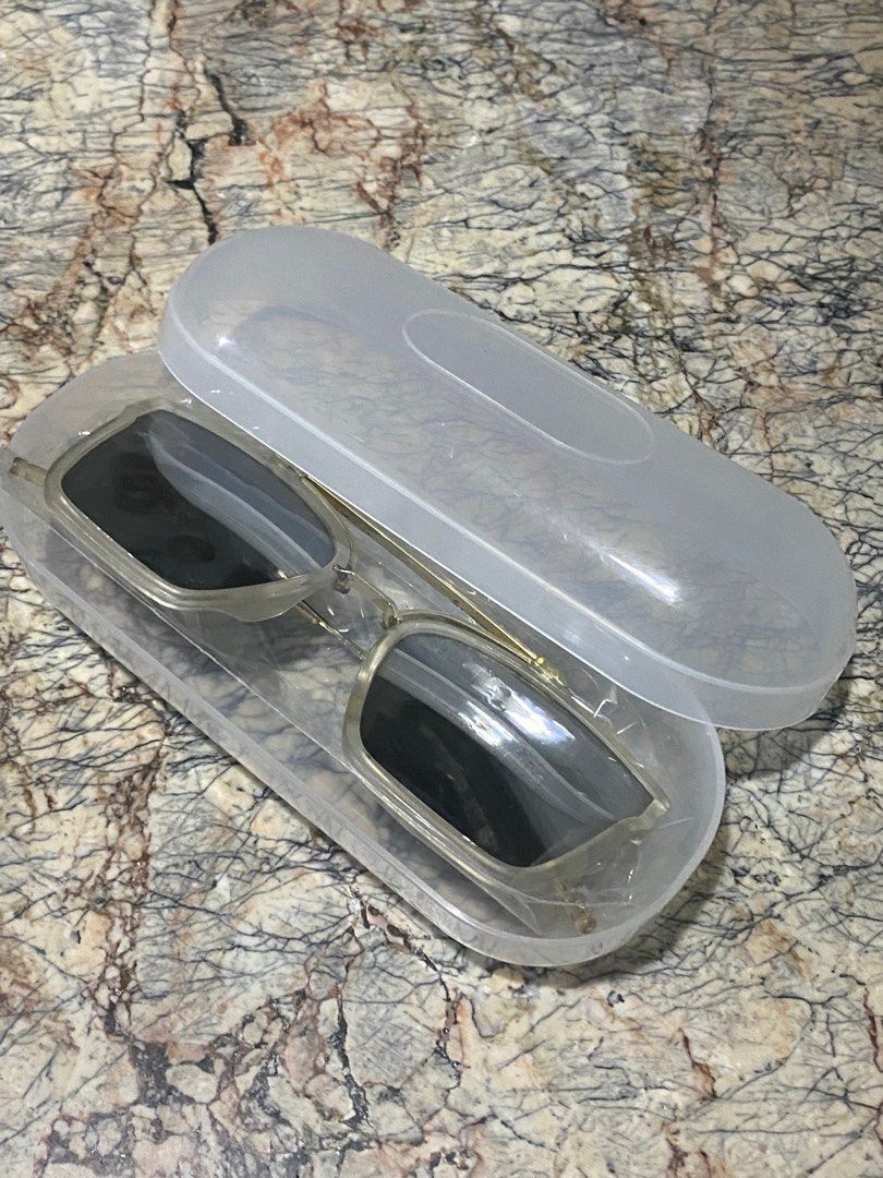 Deep Sunglasses (Category: Sunglasses & Eyewear) located in San Pablo. Submitted by itemsplus (Listing ID 1346922094, Image 2). Description: Style Sunglasses Gold Finnish Metal Frame with White Reflector with transparent case. ₱600 via GCash, Thru J&T delivery..