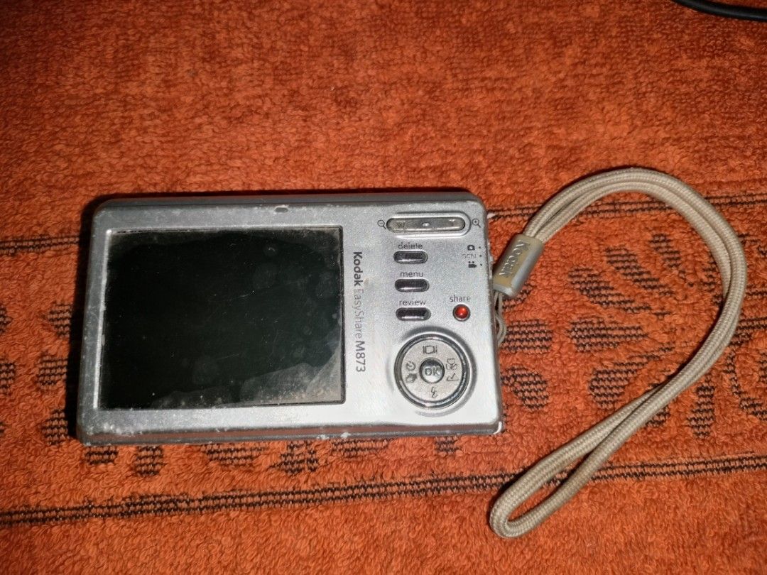 Defective Digicam (Category: Cameras) located in Valenzuela. Submitted by carylle_10 (Listing ID 1346912997, Image 2). Description: Defective Kodak Easyshare Issues: - pag chinacharge, umiilaw pa - stock lens - walang sd card, battery lang valenzuela location.