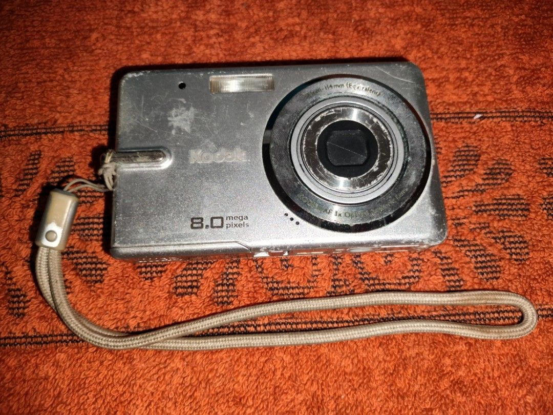 Defective Digicam (Category: Cameras) located in Valenzuela. Submitted by carylle_10 (Listing ID 1346912997, Image 3). Description: Defective Kodak Easyshare Issues: - pag chinacharge, umiilaw pa - stock lens - walang sd card, battery lang valenzuela location.
