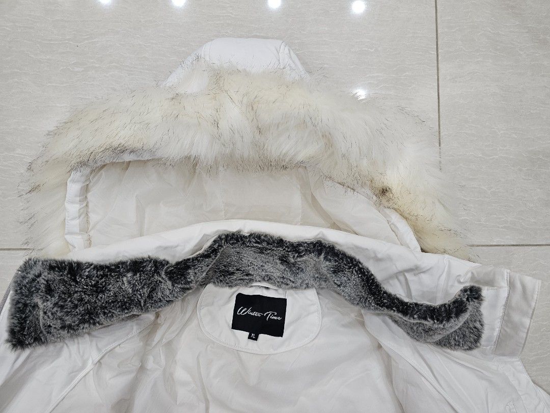 Down jacket (Category: Coats, Jackets and Outerwear) located in Singapore. Submitted by jazztalk (Listing ID 1346903609, Image 2). Description: Winter Time down jacket, good for zero degree. Only wore once. Love it very much but put on weight and had to let go..