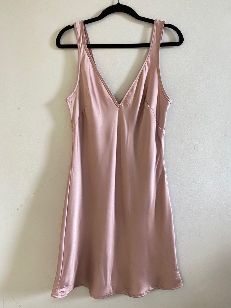 Flounce London Silk Dress (Category: Dresses) located in Cebu City. Submitted by elainedmd (Listing ID 1346930700, Image 3). Description: Fits Small-Medium frames only In good condition Love the quality Last price posted from 400PHP Loc: Labangon, Cebu City.