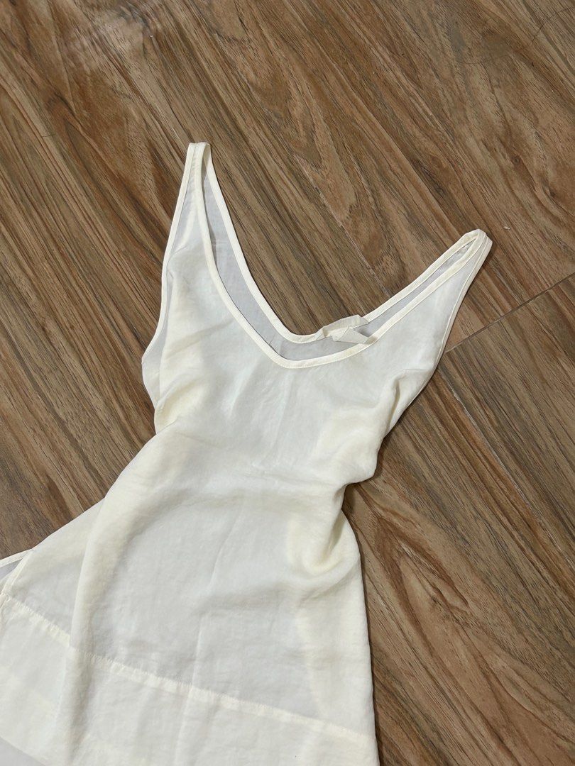 H&M Ivory White Silk V-Neck Top (Category: Sleeveless) located in Quezon City. Submitted by the__blanc (Listing ID 1346939360, Image 1). Description: Helping tags: Zara, COS, Mango, Bershka, Pull&Bear, Urban Revivo, H&M, Stradivarious.