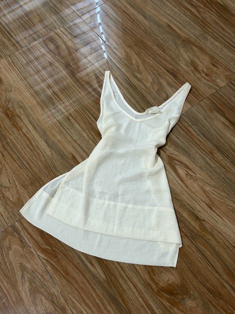 H&M Ivory White Silk V-Neck Top (Category: Sleeveless) located in Quezon City. Submitted by the__blanc (Listing ID 1346939360, Image 2). Description: Helping tags: Zara, COS, Mango, Bershka, Pull&Bear, Urban Revivo, H&M, Stradivarious.
