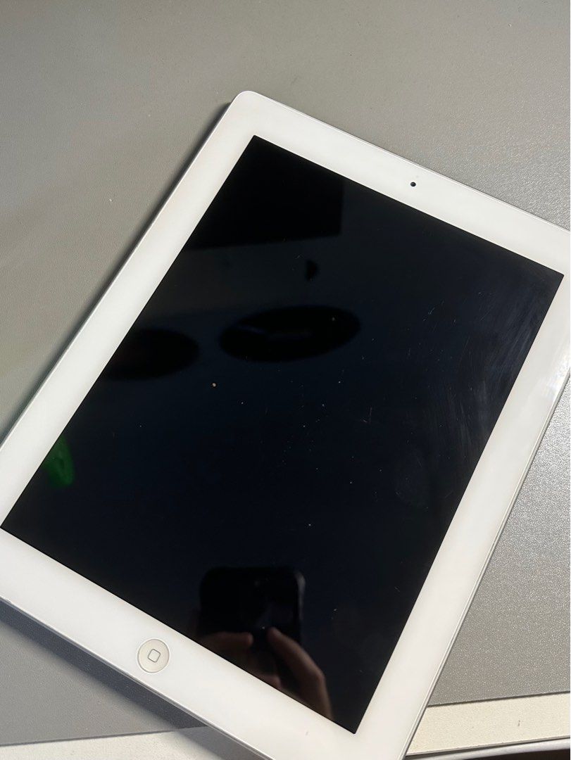 Ipad 3 (Category: iPad) located in Bulacan. Submitted by edgggg_ (Listing ID 1347062653, Image 1). Description: Ipad 3 ISSUE: HINDI NA NAOOPEN DAHIL LOWBAT PERO PAG CHINARGE SYA NAOOPEN AND NEED IRESET KASE NAKALIMUTAN NG LOLA KO YUNG PASSWORD NYA SA APPLE ID NYA HAHA BUT GOOD FOR GAMES AND YOUTUBE FOR KIDS PAG NAAYOS.