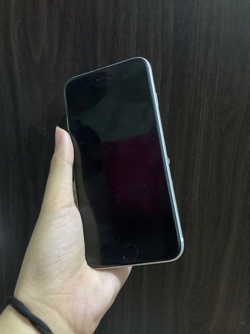 iPhone SE 2020 2nd Gen white 64gb (Category: iPhone SE Series) located in Manila. Submitted by maddi.cade (Listing ID 1346974678, Image 2). Description: RUSH! all working perfectly and smooth 64gb 73%bh makunat smoothh!! test to sawa can reset truetone works Meet up only.