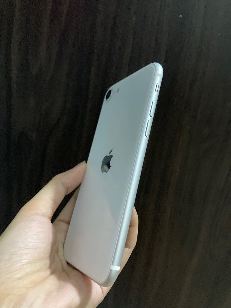 iPhone SE 2020 64gb (Category: iPhone SE Series) located in Manila. Submitted by maddi.cade (Listing ID 1346928658, Image 2). Description: iPhone SE 2020 (2nd Gen) 64gb smartlocked no issues 73% bh makunat all perfectly working check/reset all u can MEET UP ONLY.