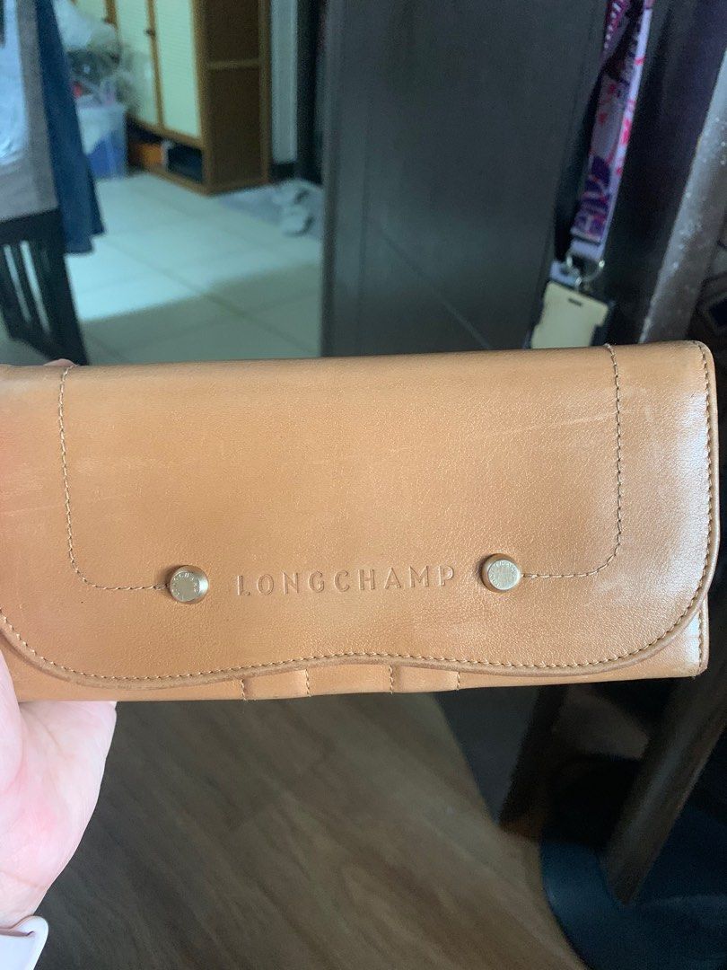 Longchamp wallet (Category: Luxury Bags & Wallets) located in Manila. Submitted by yanakolekzione (Listing ID 1346906093, Image 2). Description: Original Longchamp leather wallet Soft leather Bawal na po sa maselan Please check pictures posted No flaw except for the signs of usage .