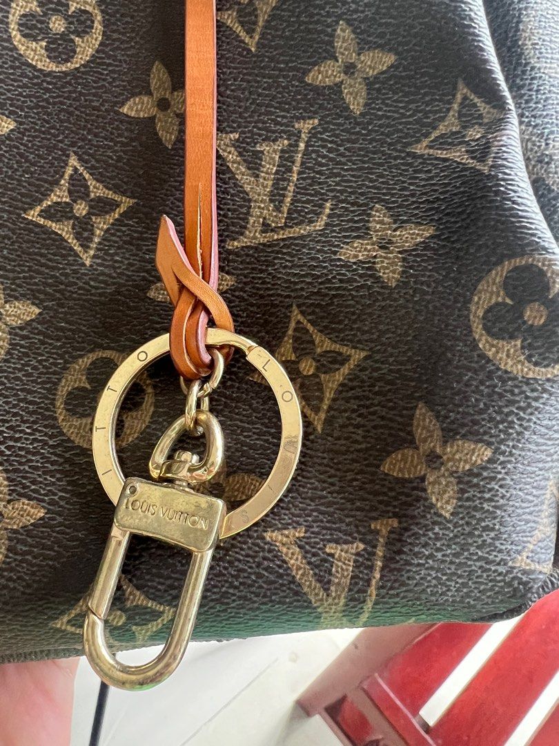 Louis Vuitton Artsy MM (Category: Luxury Bags & Wallets) located in Santiago. Submitted by mariesimon (Listing ID 1346925335, Image 2). Description: Gold hardware With date code Missing one foot (see last photo).
